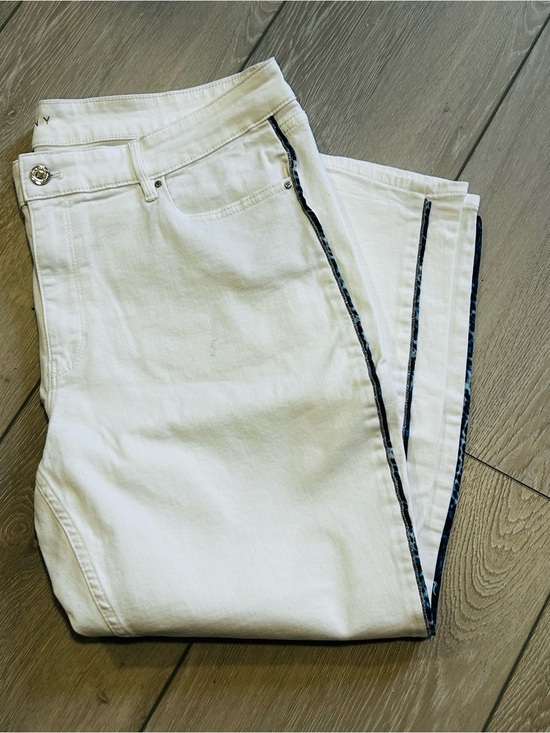 White House Black Market Denim - MAKE OFFER - White House Black Market White Cropped Stretch Jeans w/Blue Trim